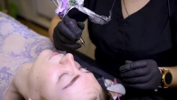 Après Procédure Maquillage Permanent Des Sourcils Maître Effectue Procédure Épilation — Video