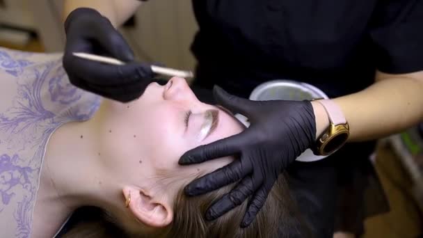 Efter Förfarandet För Permanent Ögonbrynsmakeup Befälhavaren Utför Vaxning Förfarande Tillämpar — Stockvideo