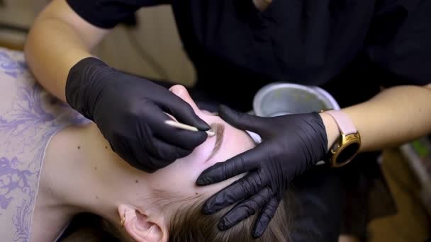 Après Procédure Maquillage Permanent Des Sourcils Maître Effectue Procédure Épilation — Video