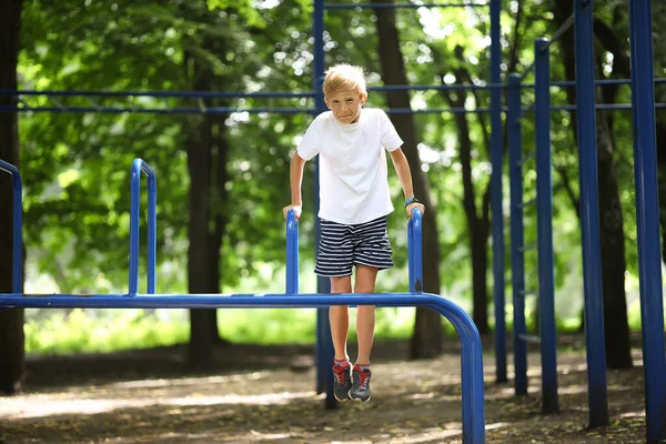 Athlete Boy Park Hung His Hands Does Exercises Uneven Bars — Stock Photo, Image