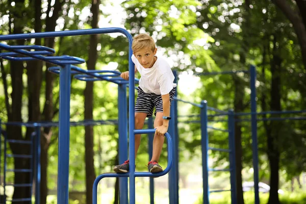 Boy Athlete Park Sports Ground Climbed Horizontal Bars Try Play — Stock Photo, Image
