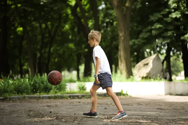 Menino Uma Camiseta Branca Joga Bola Jardim Bêbado Com — Fotografia de Stock