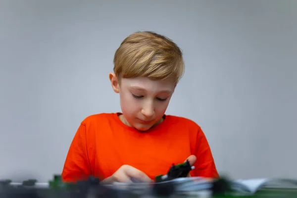 Chłopiec Bawi Się Plastikowym Konstruktorem Bada Model Złożony Części — Zdjęcie stockowe