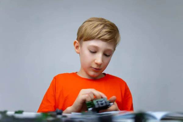 Niño Jugando Con Constructor Plástico Está Ocupado Montando Modelo — Foto de Stock