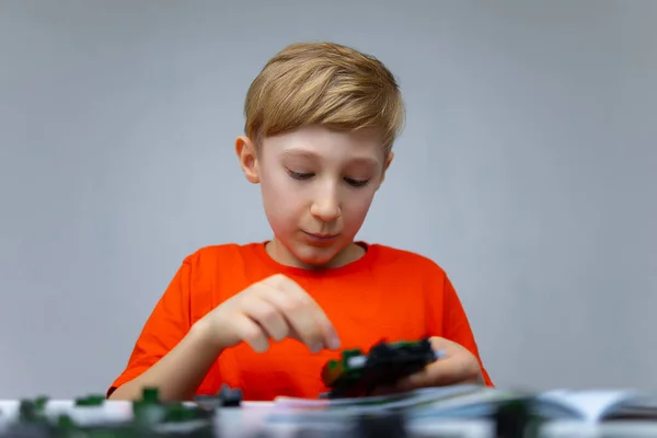 Ragazzo Gioca Con Costruttore Plastica Tiene Mano Modello Assemblato Dal — Foto Stock