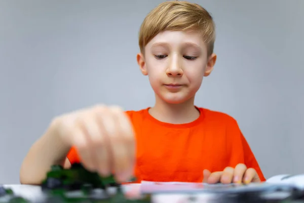 Pojke Leker Med Plastkonstruktör Arbetar Montering Konstruktören — Stockfoto