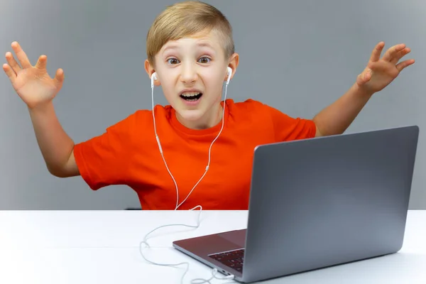 Ein Junge Mit Einem Laptop Zum Online Lernen Breitet Die — Stockfoto
