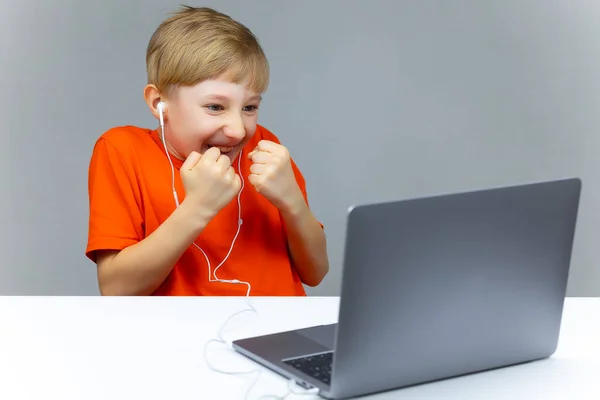 Menino Sentado Laptop Alegra Com Lição Online — Fotografia de Stock
