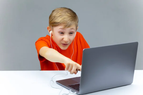 Menino Surpreso Aponta Dedo Para Laptop — Fotografia de Stock