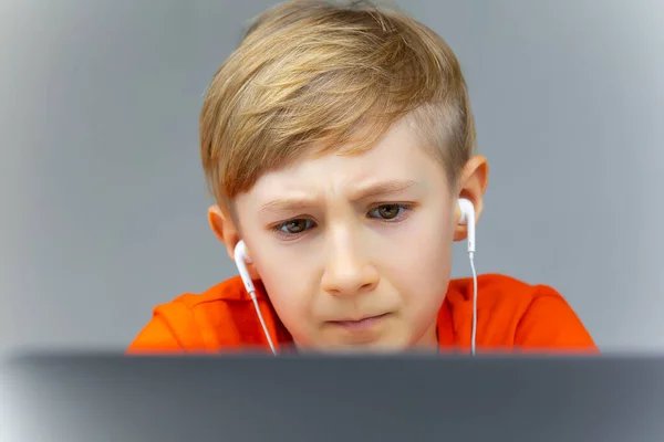 Nahaufnahme Porträt Eines Jungen Der Mit Kopfhörern Einem Laptop Sitzt — Stockfoto