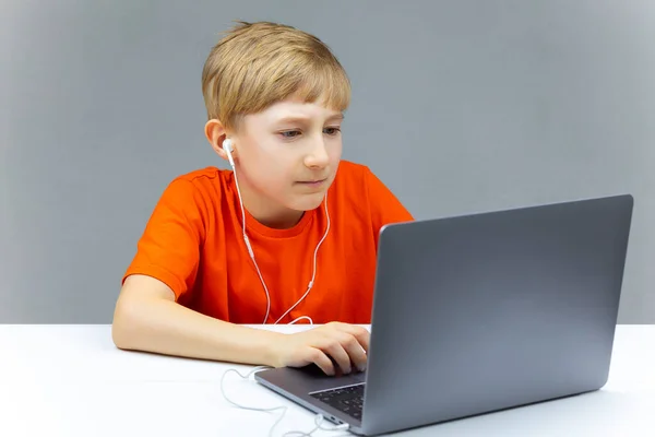 Menino Está Trabalhando Laptop Para Aprendizagem Line — Fotografia de Stock