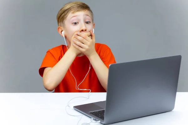 Ein Junge Laptop Orangefarbenem Shirt Hielt Sich Die Hände Über — Stockfoto