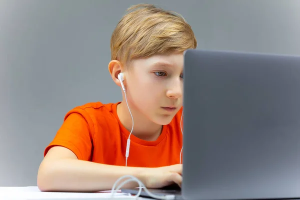 Ein Kind Sitzt Einem Laptop Mit Kopfhörer Den Ohren Und — Stockfoto