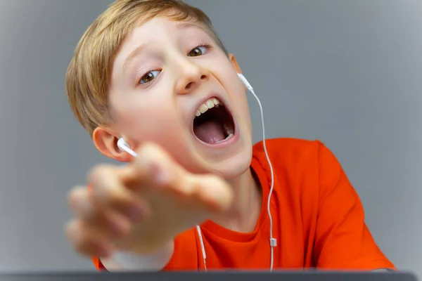 Jongen Achter Laptop Schreeuwt Luid Reikt Naar Camera — Stockfoto