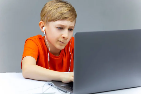 Hinter Einem Laptop Macht Ein Kind Orangefarbenem Shirt Ein Online — Stockfoto