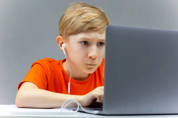 Online Lernen Hause Junge Sitzt Laptop Und Tippt — Stockfoto