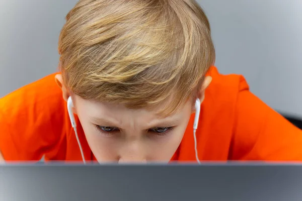 Niño Con Auriculares Blancos Uso Una Computadora Portátil Trabaja Duro —  Fotos de Stock