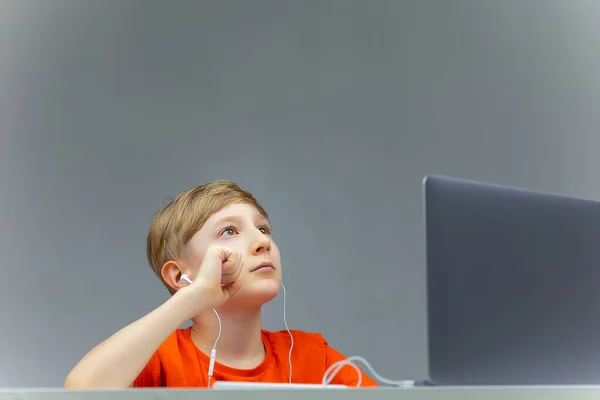Menino Sentado Laptop Pensando Olhando Para Cima — Fotografia de Stock