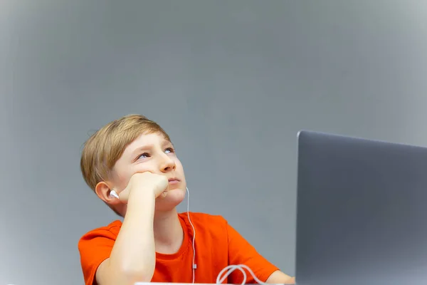 Menino Sentado Laptop Pensando Olhando Para Cima — Fotografia de Stock