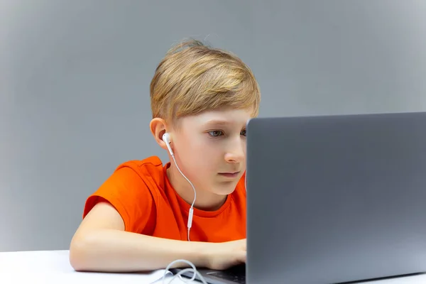 Uma Criança Uma Camiseta Laranja Laptop Passa Por Treinamento Online — Fotografia de Stock