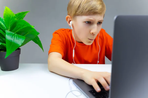 Criança Trabalha Duro Computador Portátil Que Digita Nele Escuta Música — Fotografia de Stock