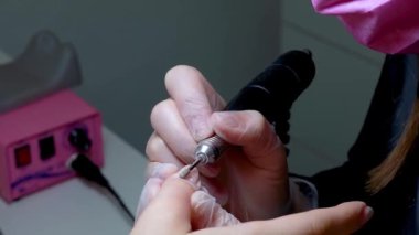 Manikür prosedürü, makinenin yardımıyla fazla tırnak etlerini temizler ve cilalar.