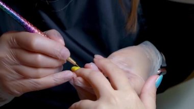 Ukrayna usulü manikür. Bu mavi sarı tırnak cilasını kullanıyorum.