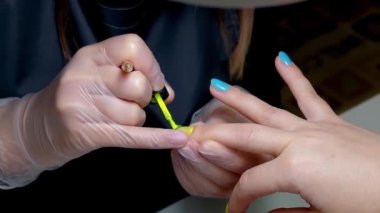 Ukrayna usulü manikür. Bu mavi sarı tırnak cilasını kullanıyorum.