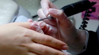 Tırnak cilası makinesiyle gıcırdatmak