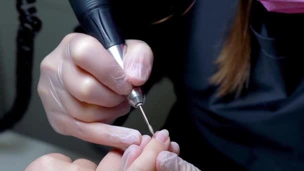 Bir Manikür Ustasının Ellerinin Yakın Plan Çekimi Müşterinin Parmağını Tutan — Stok video
