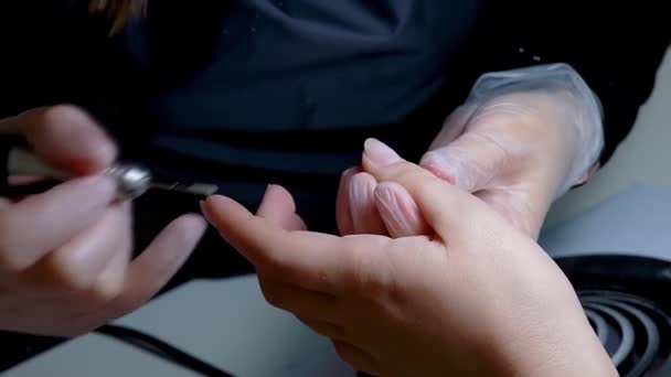 Mistrz Manicure Przygotowuje Paznokieć Mieli Maszyną Nakładania Lakieru — Wideo stockowe