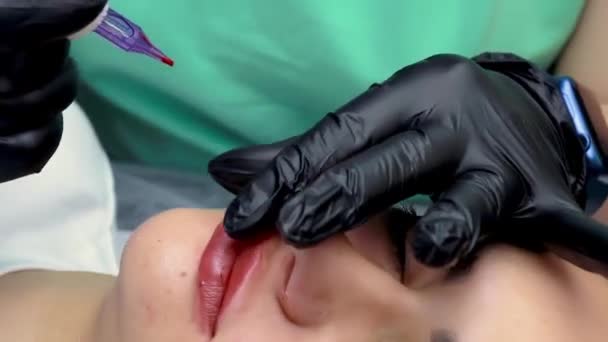 Permanent Lip Makeup Procedure Master Performs Tattooing Device Performs Permanent — Stock Video