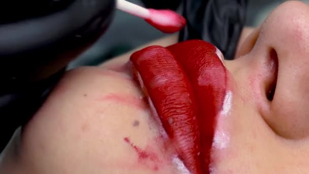 Πριν Από Μόνιμη Διαδικασία Μακιγιάζ Σκουπίστε Κόκκινα Σημάδια Στα Χείλη — Αρχείο Βίντεο