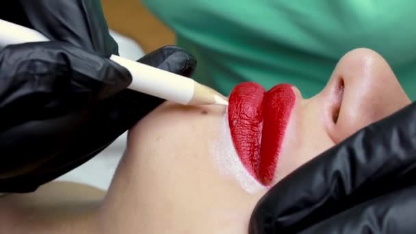 Vor Der Prozedur Der Permanenten Lippentätowierung Eine Weiße Bleistiftmarkierung Entlang — Stockvideo