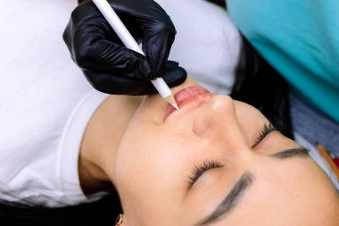 Kırmızı pigmentli kalıcı dudak makyajı