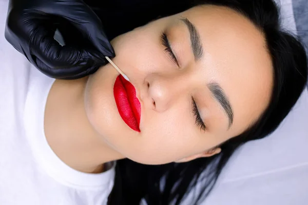 Close Dari Tangan Seorang Master Makeup Permanen Yang Menghilangkan Lipstik — Stok Foto