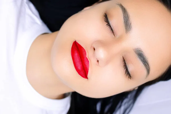 Μοντέλο Βαμμένα Κόκκινα Χείλη Πριν Από Μόνιμη Διαδικασία Μακιγιάζ Χείλος — Φωτογραφία Αρχείου