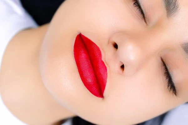 Μοντέλο Βαμμένα Κόκκινα Χείλη Πριν Από Μόνιμη Διαδικασία Μακιγιάζ Χείλος — Φωτογραφία Αρχείου