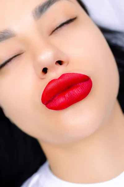 Model Dengan Bibir Merah Mengerutkan Bibirnya Dalam Ciuman — Stok Foto
