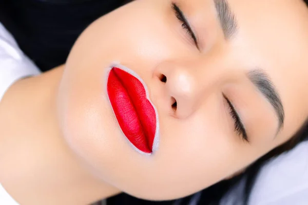 彼らに適用される赤の永久的な化粧手順のために用意されたモデルの唇のマクロ写真 — ストック写真