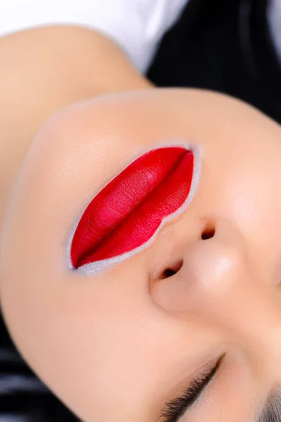Model Dengan Bibir Merah Disiapkan Untuk Prosedur Tato — Stok Foto