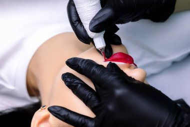 Makro fotoğrafçılık dudakların köşeleriyle çalışır. Kalıcı makyaj ustası daktiloyla dövme yapar.