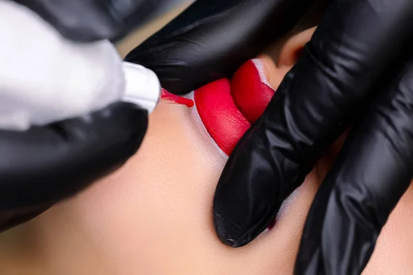 Fekete Kesztyű Mestere Tartja Modell Ajkait Hogy Alkalmazzon Egy Tetoválást — Stock Fotó