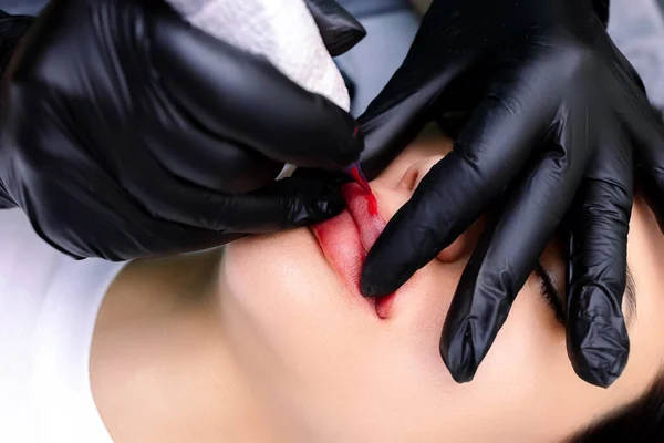 Vista Superior Dos Procedimentos Permanentes Maquiagem Labial Mestre Realiza Tatuagens — Fotografia de Stock