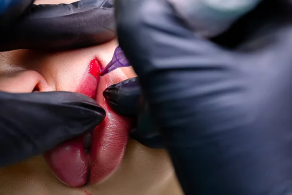 Tatuaje Labial Una Máquina Escribir Con Pigmentos Rojos Maestro Hace — Foto de Stock