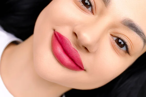 Piękna Brunetka Dziewczyna Zabiegu Stały Makijaż Usta Pracy Różnych Warg — Zdjęcie stockowe
