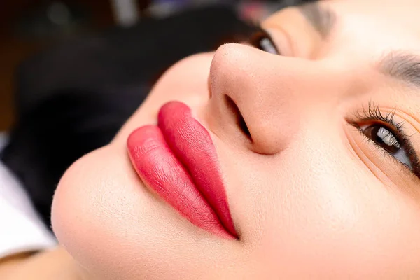 Zbliżenie Ust Modelki Wykończenie Makijażu Permanentnego Efekt Wytatuowaniu — Zdjęcie stockowe