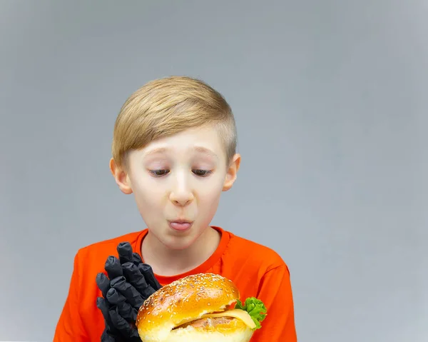 Ragazzo Con Cheeseburger Tavola Strofina Mani Lecca Labbra — Foto Stock