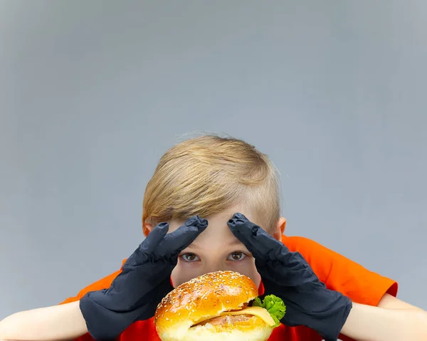 Menino Com Cheeseburger Inclina Sobre Ele Aperta Mãos Olha Através — Fotografia de Stock