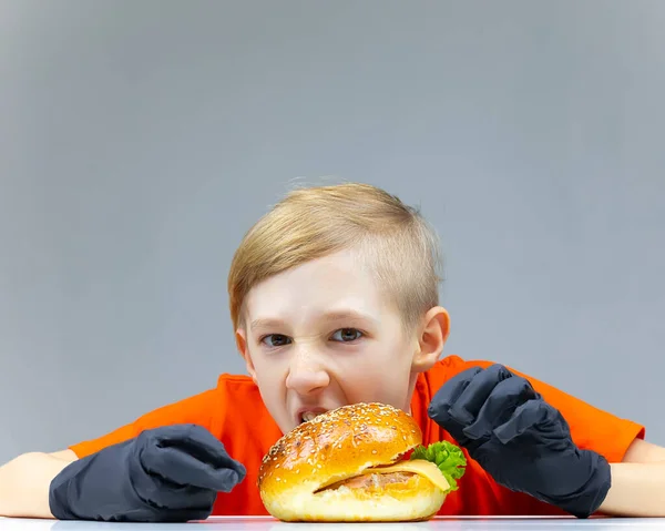 Der Junge Beugte Sich Über Den Burger Und Wollte Ihn — Stockfoto